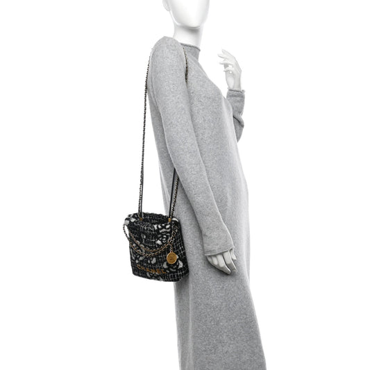 Cashmere Mini Chanel 22 Black White